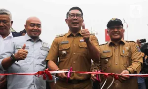 Gubernur Jawa Barat Ridwan Kamil bersama Walikota Depok Mohammad Idris bersiap mengunting pita untuk meresmikan Jalan Underpass Dewi Sartika di Depok, Jawa Barat, Selasa (17/1/2023). Diketahui, proyek pembangunan underpass Jalan Dewi Sartika ini menelan biaya sebesar Rp180 miliar. (Liputan6.com/Herman Zakharia)