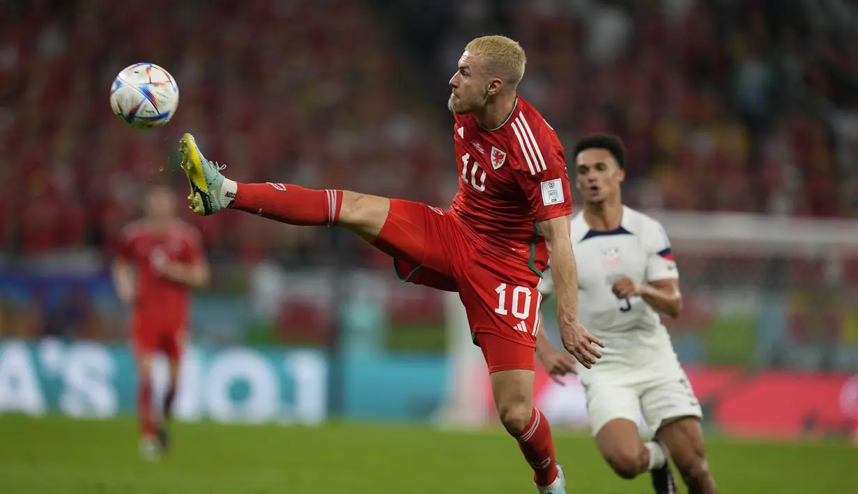 Memasuki babak kedua, Timnas Wales bermain lebih menekan untuk mencari gol penyeimbang. Namun usaha Aaron Ramsey dkk masih mampu diredam pertahanan kokoh Amerika Serikat. (AP/Aijaz Rahi)