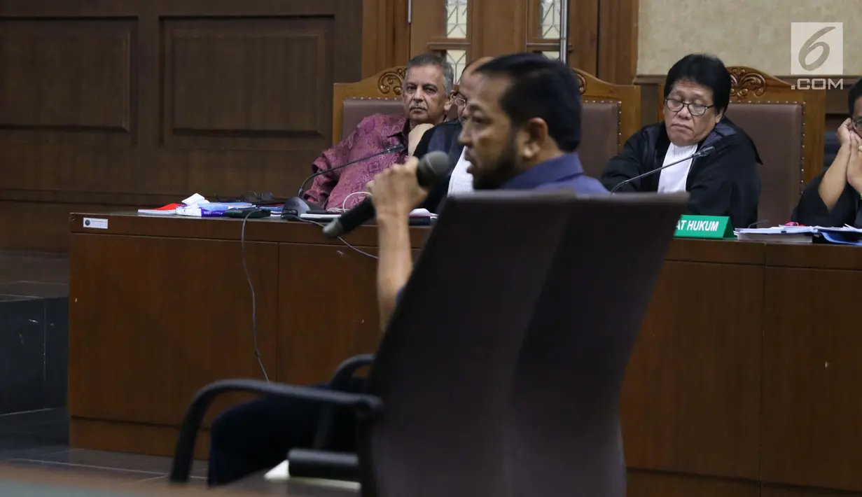Terdakwa dugaan suap proyek PLTU Riau-1 yang juga mantan Dirut PLN, Sofyan Basir (kiri) menyimak keterangan terpidana korupsi e-KTP, Setya Novanto yang menjadi saksi pada sidang di Pengadilan Tipikor, Jakarta, Senin (12/8/2019). Sidang mendengar keterangan saksi. (Liputan6.com/Helmi Fithriansyah)
