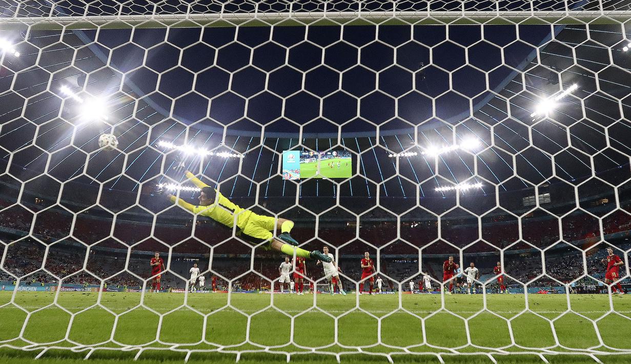 Pemain Italia, Lorenzo Insigne mencetak gol kedua bagi timnya saat pertandingan Perempatfinal Euro 2020 antara Belgia melawan Italia di stadion Allianz Arena, Munich, Jerman pada Jumat 2 Juli 2021. (AP/Matthias Schrader)