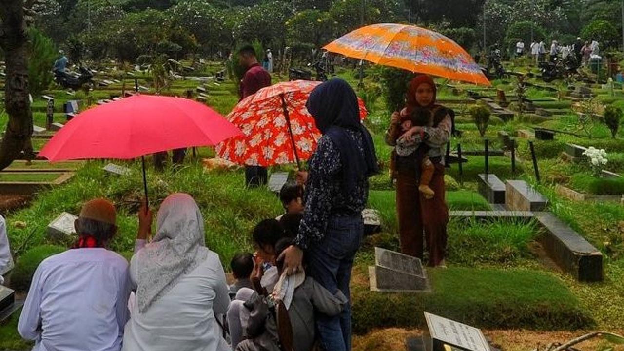 Salah satunya TPU Karet Bivak dibanjiri warga yang melakukan ziarah. Foto: merdeka.com / Arie Basuki