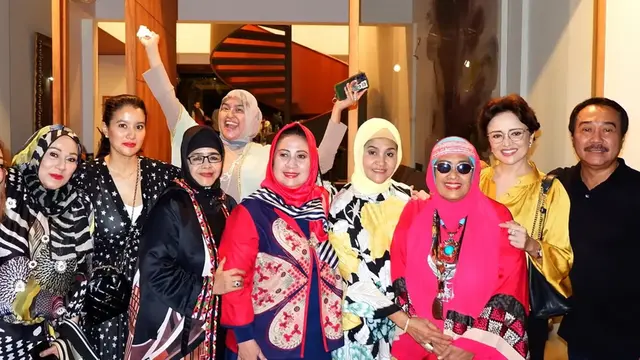 6 Potret Tetty Liz Indriati di Usia 67 Tahun, Ibunda Marcella Zalianty yang Awet Muda
