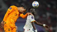 Bek Belanda, Virgil van Dijk berebut bola udara dengan pemain Senegal, Idrissa Gueye pada pertandingan grup A Piala Dunia 2022 Qatar di Stadion Al Thumama di Doha, Qatar, Senin (21/11/2022). Belanda menang atas Senengal dengan skor 2-0. (AP Photo/Petr David Josek)