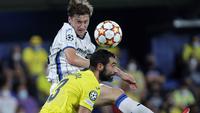 Villarreal harus puas bermain imbang 2-2 dengan tamunya Atalanta dalam laga matchday pertama Grup F Liga Champions 2021/2022 di La Ceramica Stadium, Selasa (14/9/2021). Gol bek Atalanta, Robin Gosens pada menit ke-83 membuyarkan keunggulan 2-1 Villarreal. (Foto: AP/Alberto Saiz)
