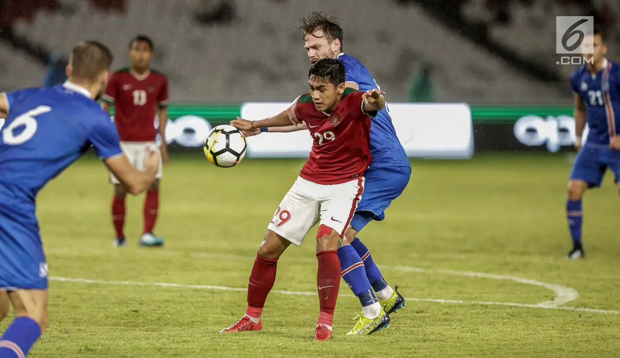 Pemain Timnas Indonesia, Septian David Maulana (merah) mengontrol bola saat pertandingan melawan Islandia di Stadion Gelora Bung Karno (GBK), Senayan, Jakarta, Minggu (14/1). Presiden Jokowi hadiri pertandingan ini. (Liputan6.com/Faizal Fanani)