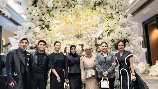 Potret Aurel Hermansyah Berbalut Gaun Hitam (credit: https://www.instagram.com/aurelie.hermansyah/)