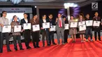 Founder & Chairman MarkPlus, Inc. Hermawan Kartajaya berbincang dengan penerima penghargaan untuk brand atau merek dengan nilai rekomendasi dalam acara WOW Brand Festive Day di Jakarta, Kamis (8/3). (Liputan6.com/Immanuel Antonius)