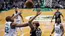 Pemain Boston Celtics, Al Horford (42) menghalau tembakan pemain Milwaukee Bucks, Jabari Parker (12) pada laga playoffs NBA basketball di TD Garden, Boston, (24/4/2018). Celtics menang  92-87. (AP/Charles Krupa)