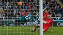 Kiper Liverpool, Simon Mignolet gagal menghalau bola yang masuk kegawangnya akibat kesalahan bek Martin Skrtel pada lanjutan Liga Inggris di Stadion St James' Park, Inggris (6/12). Newcastle menang atas Liverpool dengan skor 2-0. (Reuters/Andrew Yates)