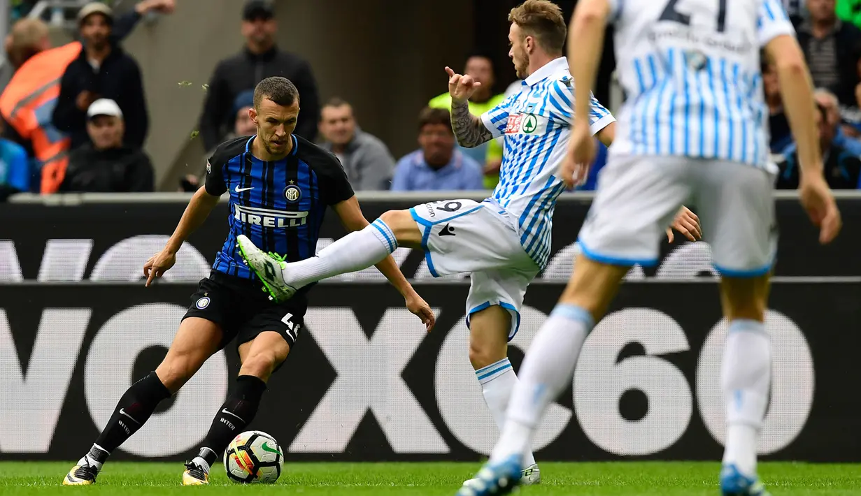 Gelandang Inter Milan, Ivan Perisic, berusaha melewati pemain SPAL pada laga Serie A di Stadion Giuseppe Meazza, Minggu (10/9/2017). Inter Milan menang 2-0 atas SPAL. (AFP/Miguel Medina)