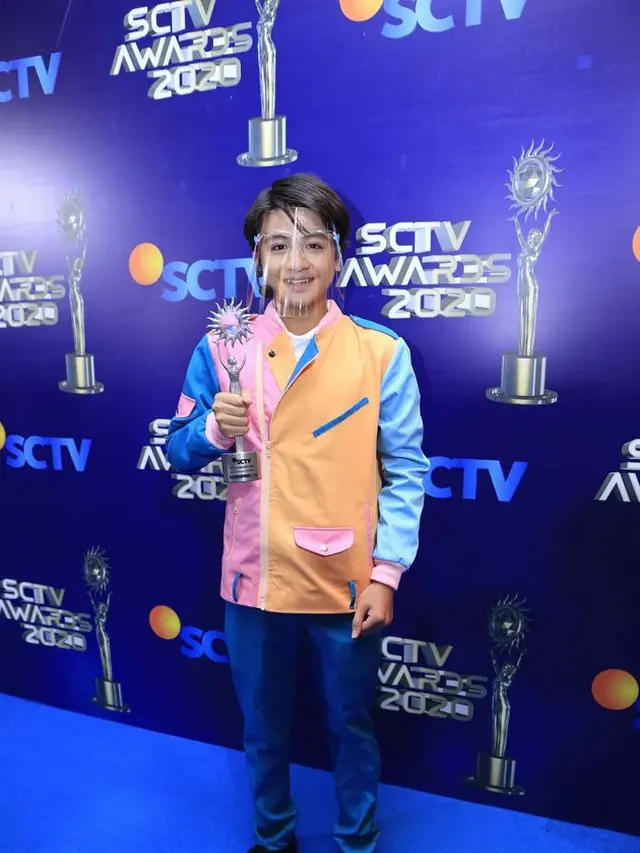 Potret Penampilan Pemain 'Dari Jendela SMP' di SCTV Awards 2020. (Sumber: kapanlagi.com)