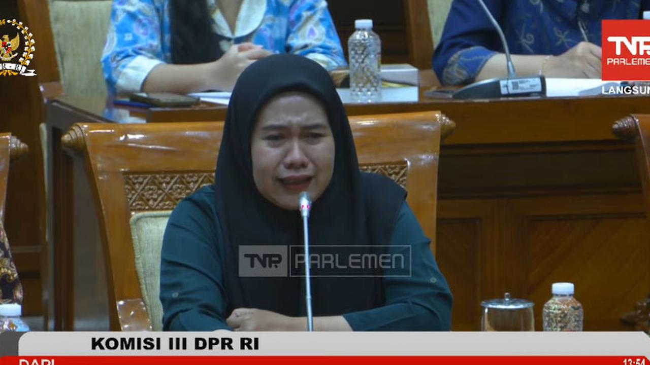Nangis Sesegukan Sang Ibu Korban Dugaan Salah Tangkap 4 Anak di Tasikmalaya Mengadu ke Komisi III 'Mohon Pak Bantuannya, Anak Saya Disiksa