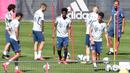 Pemain Bayern Munchen saat mengikuti sesi latihan di fasilitas pelatihan Bayern Munchen di Munich, Jerman, Kamis (16/4/2020) waktu setempat. Munchen menggelar latihan dengan cara para pemain ditempatkan dalam kelompok-kelompok kecil dan tetap mempertahankan jarak fisik. (AFP/Christof Stache)