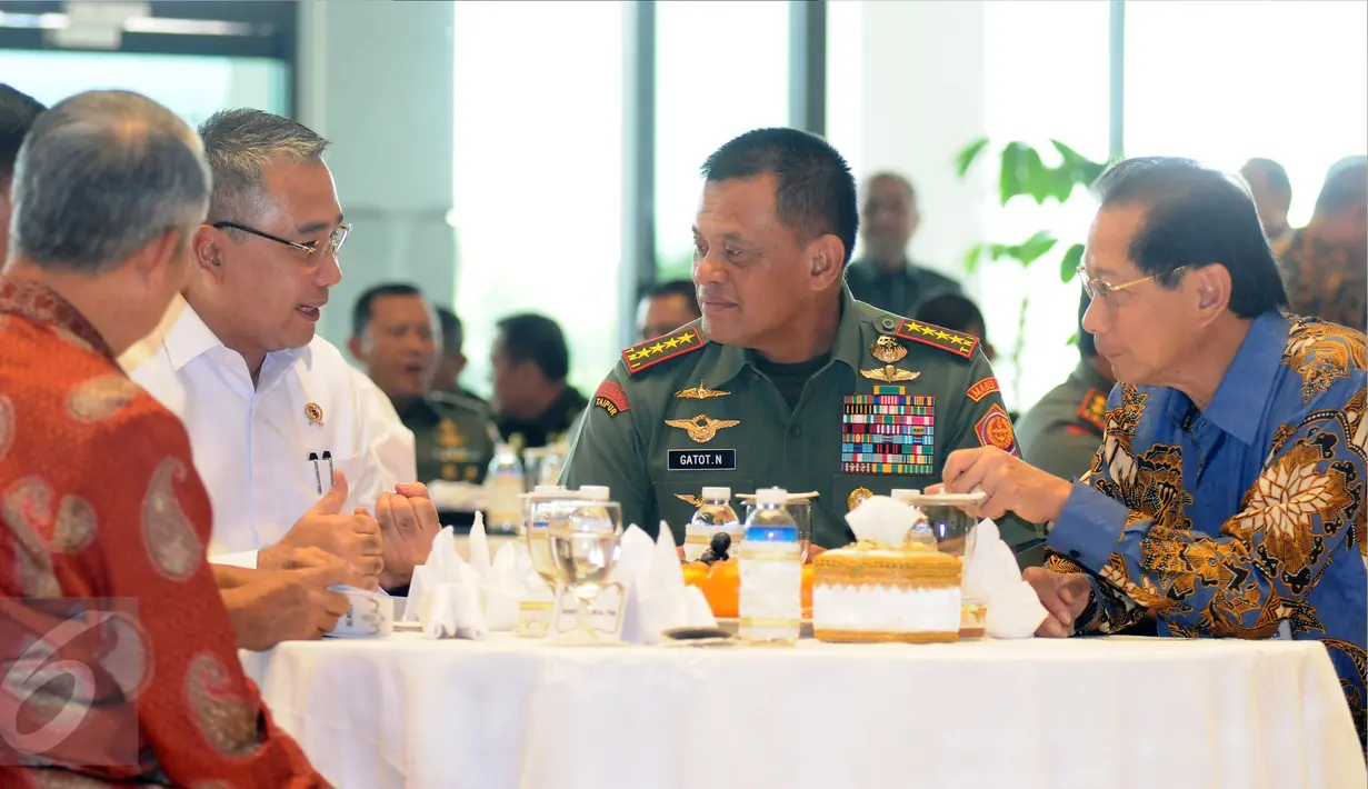 Panglima TNI, Jenderal TNI Gatot Nurmantyo (kedua kanan) berbincang dengan Menteri Desa PDT dan Transmigrasi Eko Putro Sandjojo dan Presdir PT BCA Jahja Setiaatmaja usai penandatanganan MoU di Jakarta, Rabu (12/4). (Liputan6.com/Helmi Fithriansyah) 