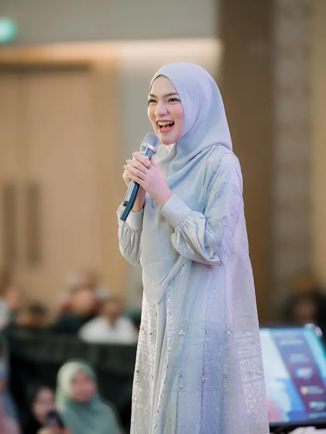 7 Potret Menawan Davina Karamoy jadi Host Kajian Ini Jadi Pusat Perhatian