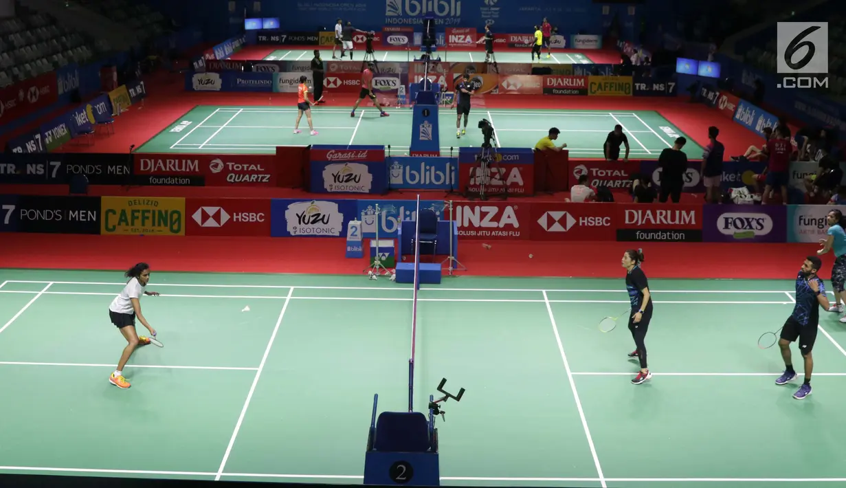 Sejumlah pebulutangkis India melakukan latihan uji lapangan jelang pelaksanaan turnamen Indonesia Open 2019 di Istora Senayan, Jakarta, Senin (15/7/2019). Indonesia Open 2019 akan dihelat pada 16-21 Juli 2019. (Liputan6.com/Helmi Fithriansyah)