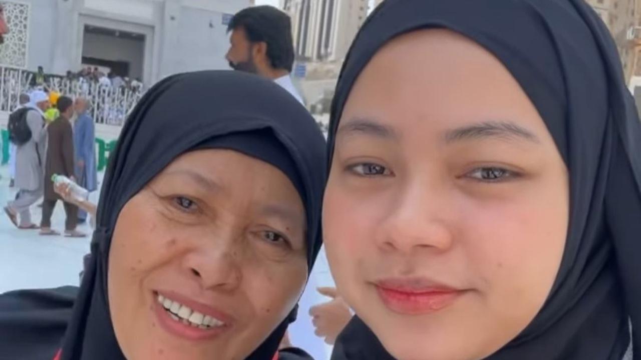 Potret Rara Lida Umrah sama Ibunya, Ngaku Belum Pantas Datang ke Tanah Suci 'Banyak Banget Dosa