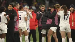 Reaksi kecewa pemain Amerika Serikat, Megan Rapinoe (15) dan rekannya setelah kalah dari Swedia pada babak adu penalti saat laga 16 besar Piala Dunia Wanita 2023 di Melbourne Rectangular Stadium, Melbourne, Australia, 6 Agustus 2023. (AP Photo/Hamish Blair)