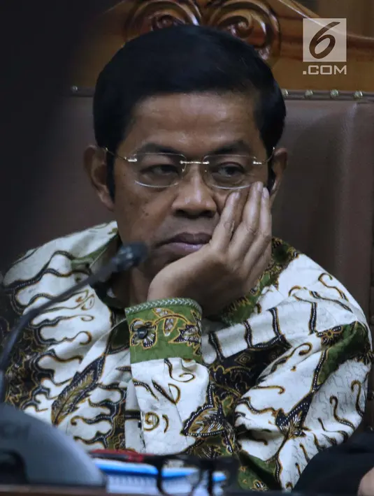 Terdakwa dugaan penerimaan suap terkait kerja sama pembangunan PLTU Riau-1, Idrus Marham saat sidang menjalani lanjutan di Pengadilan Tipikor, Jakarta, Kamis (7/2). Sidang mendengar keterangan saksi. (Liputan6com/Helmi Fithriansyah)