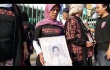Peringati Kerusuhan Mei 98, Keluarga Korban Gelar Tabur Bunga di Mal Klender