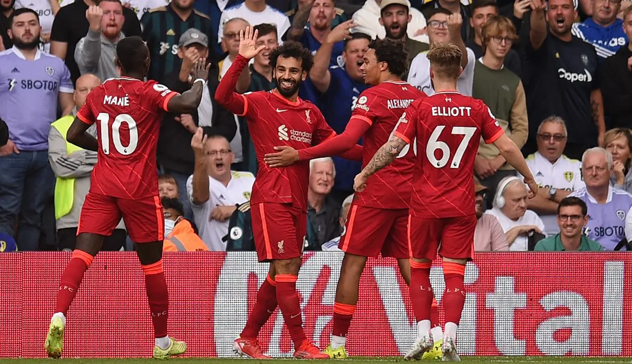 Pemain Liverpool Mohamed Salah (kedua kiri) melakukan selebrasi usai mencetak gol ke gawang Leeds United pada pertandingan Liga Inggris di Elland Road, Leeds, Inggris, 12 September 2021. Liverpool menang 3-0. (Oli SCARFF/AFP)