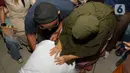 Terdakwa kasus dugaan perintangan penyidikan pada kasus pembunuhan Brigadir Yosua, Irfan Widyanto bersujud di kaki orangtuanya usai menjalani sidang putusan di Pengadilan Negeri Jakarta Selatan, Jumat (24/2/2023).  Ketua Majelis Hakim menyatakan, Irfan Widyanto terbukti bersalah menghalangi penyidikan atas kasus pembunuhan berencana Nofriansyah Yosua Hutabarat alias Brigadir J. (Liputan6.com/Herman Zakharia)
