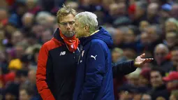 Ekspresi pelatih Liverpool, Juergen Klopp (kiri) dan Pelatih Arsenal , Arsene Wenger (kanan) saat menyaksikan laga Liga Premier Inggris di Stadion Anfield, Liverpool, Kamis (13/1/2016) dini hari.  (EPA/Peter Powell)