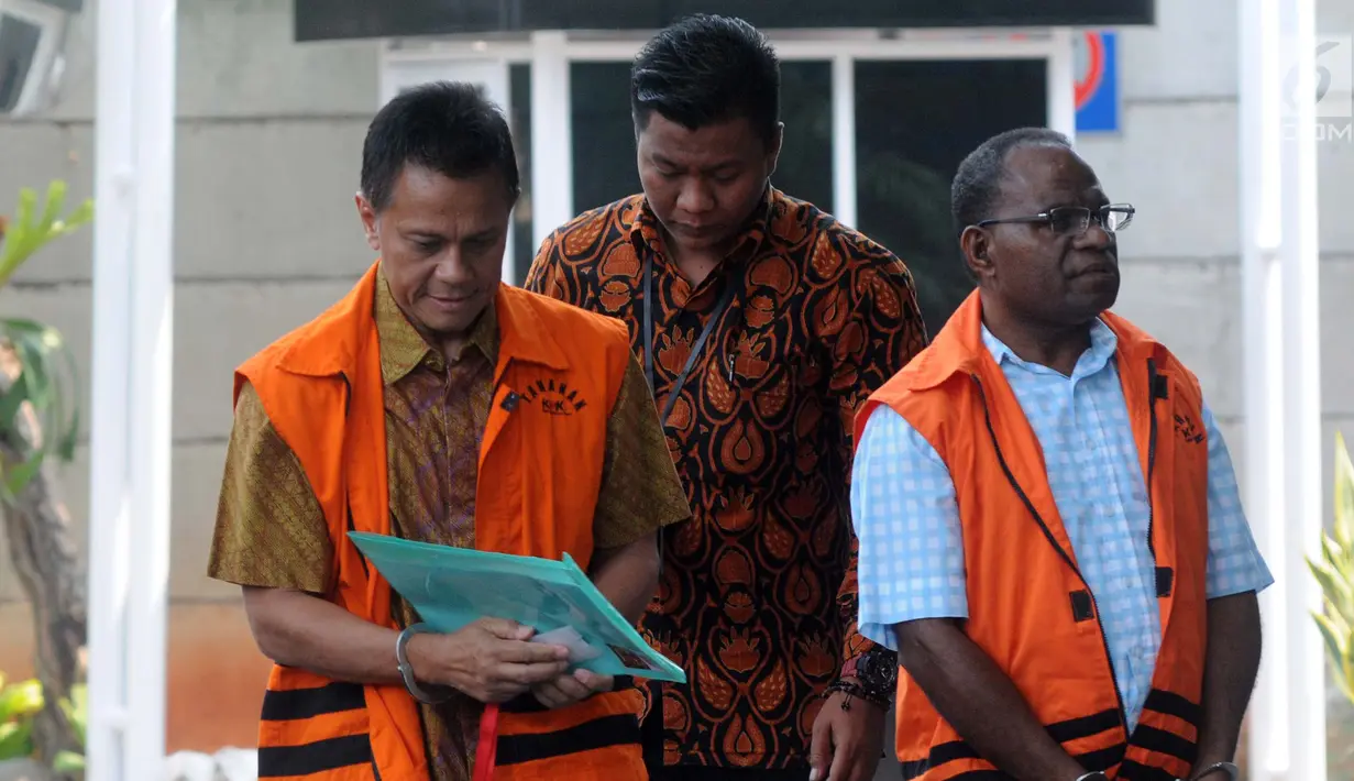 Preskom PT Mugi Rekso Abadi Soetikno Soedarjo (kiri) dan mantan Kadis PU Papua Mikael Kambuaya (kanan) tiba di Gedung KPK, Jakarta, Rabu (2/10/2019). Soetikno dan Kambuaya diperiksa terkait dugaan suap pengadaan mesin pesawat Garuda Indonesia dan korupsi proyek di Jayapura. (merdeka.com/Dwi Narwoko)