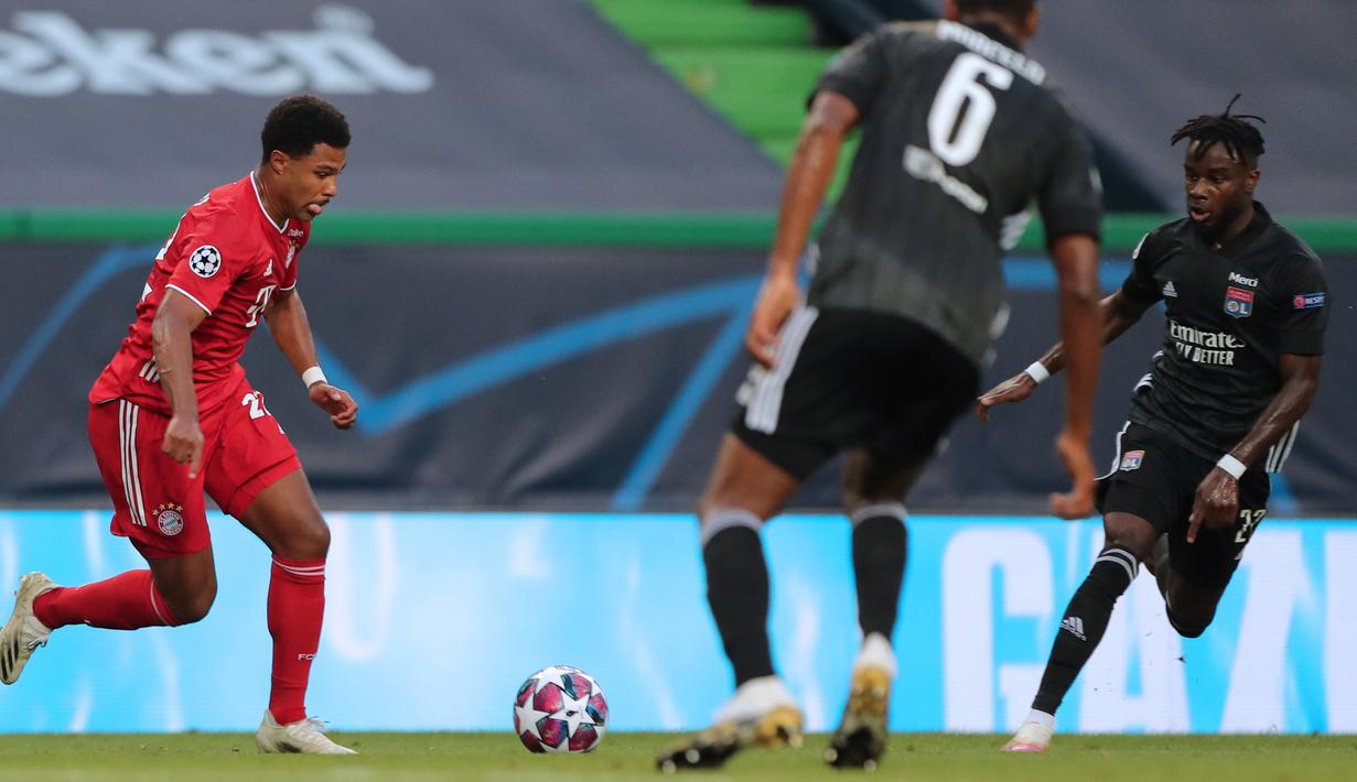 Gelandang Bayern Munchen, Serge Gnabry, berusaha melewati pemain Olympique Lyon pada semifinal Liga Champions 2019/2020 di Estadio Jose Alvalade, Kamis (20/8/2020) dini hari WIB. Bayern Munchen menang 3-0 atas Lyon. (AFP/Miguel A. Lopes/pool)