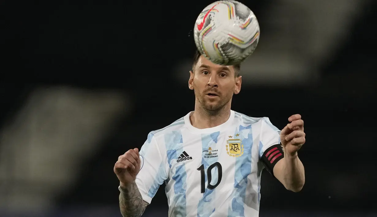 Penyerang Argentina, Lionel Messi berusaha mengontrol bola saat bertanding melawan Chile pada pertandingan Grup A Copa America 2021 di Stadion Nilton Santos, Brasil, Selasa (15/6/2021). Argentina bermain imbang atas Chile 1-1. (AP Photo/Ricardo Mazalan)