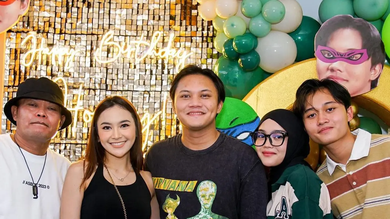 6 Potret Kejutan Ultah Rizky Febian ke-26 dari Mahalini, Sule Ikut Memeriahkan
