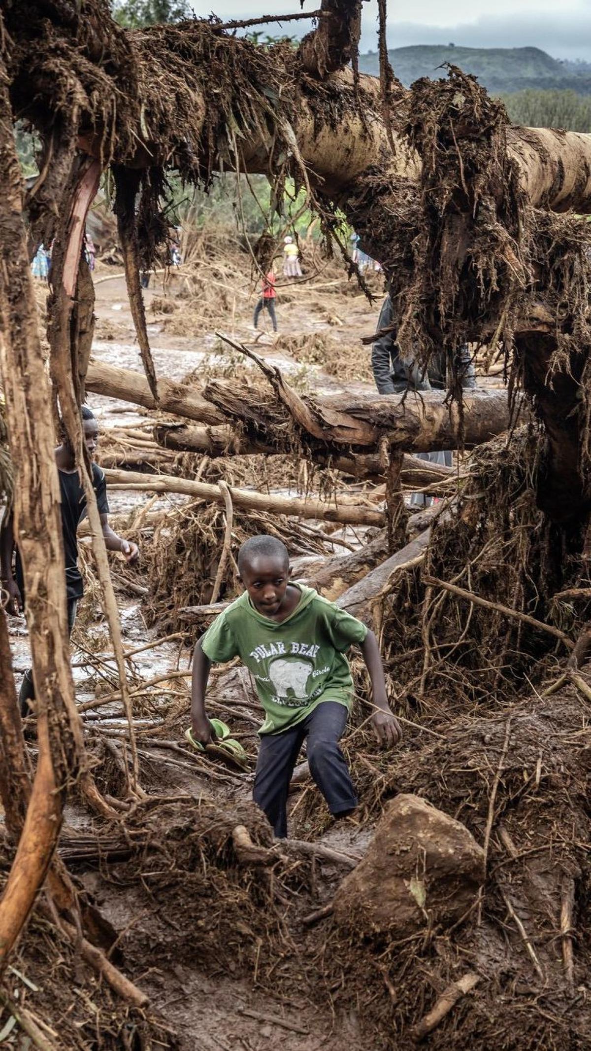 Sebagaimana dikutip Reuters, polisi menyebut banjir bandang dipicu bendungan jebol. Sementara, Kementerian Air Kenya kemudian mengatakan banjir disebabkan terowongan sungai di bawah tanggul kereta api yang tersumbat oleh puing-puing. Luis Tato/AFP<br>