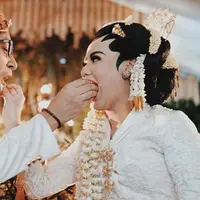 Mytha Lestari dan Barry Maheswara akhirnya resmi menjadi pasangan suami-istri  pada Minggu (5/11/2017). Bertempt di Golf Estate Bogor Raya, Jawa Barat, Barry mengikrarkan janji sucinya menikahi Mytha. (Instagram/mythalestari)