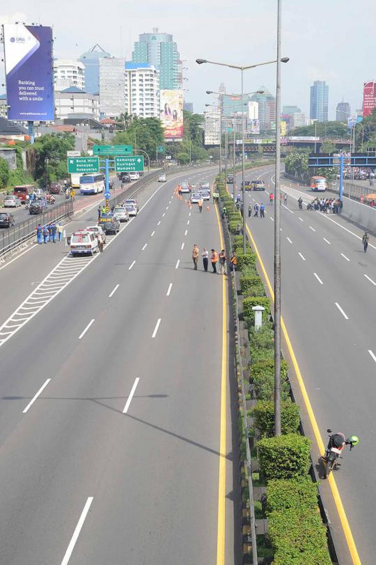 Tol dalam kota diblokir dua arah!