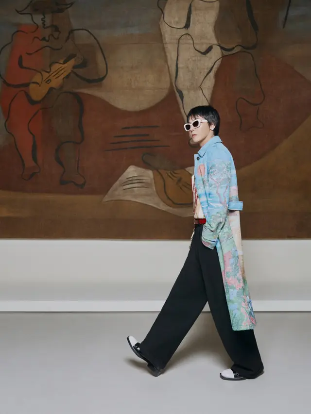 Aura Superstar G-DRAGON di Chanel Métiers d’Art Seoul, Pakai Coat Wanita Tapi Tetap Powerful