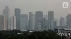 Suasana gedung-gedung bertingkat yang tertutup oleh kabut polusi di Jakarta, Kamis (27/7/2023). (Liputan6.com/Faizal Fanani)