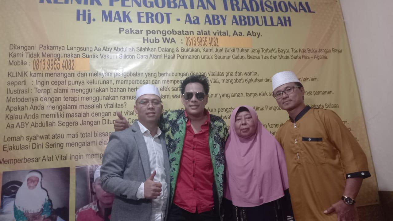 Joe Richard bersama cucu dan anak Mak Erot.