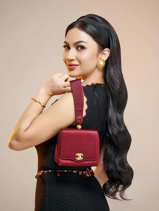 Sementara itu, red burgundy memancarkan kekuatan sekaligus keanggunan, ideal untuk kesan elegan yang penuh percaya diri. [@arieltatum].