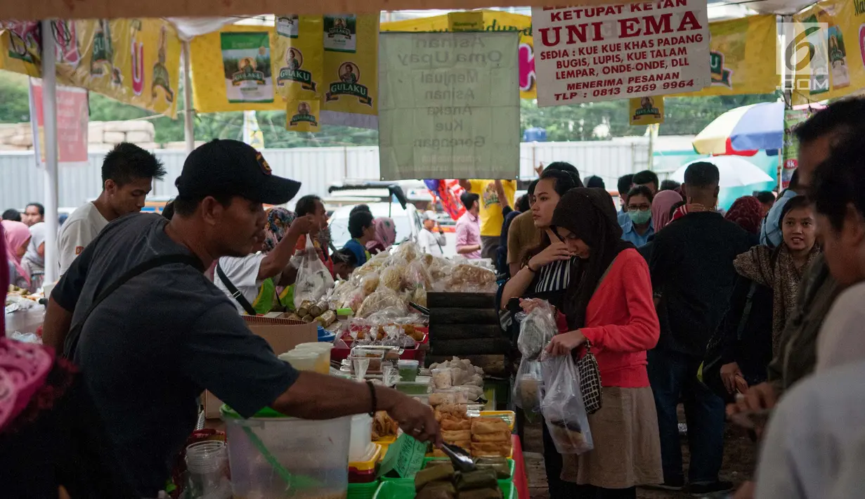 Warga memilih makanan untuk berbuka puasa di Pasar Takjil Benhil, Jakarta, Senin (29/5). Pasar Takjil Benhil yang ada setiap bulan Ramadan tersebut dipadati warga yang membeli makanan untuk berbuka puasa. (Liputan6.com/Gempur M Surya)