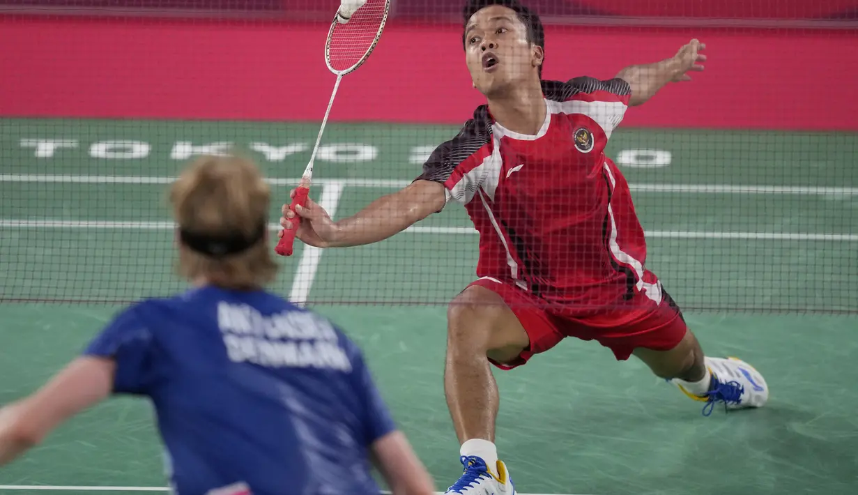 Pebulutangkis Indonesia Anthony Sinisuka Ginting saat bertanding melawan Anders Antonsen dari Denmark pada perempat final tunggal putra Badminton Olimpiade Tokyo 2020 di Tokyo, Jepang, Sabtu (31/7/2021). Anthony  Ginting menang atas Antonsen 21-18, 15-21, 21-18. (AP Photo/Dita Alangkara)