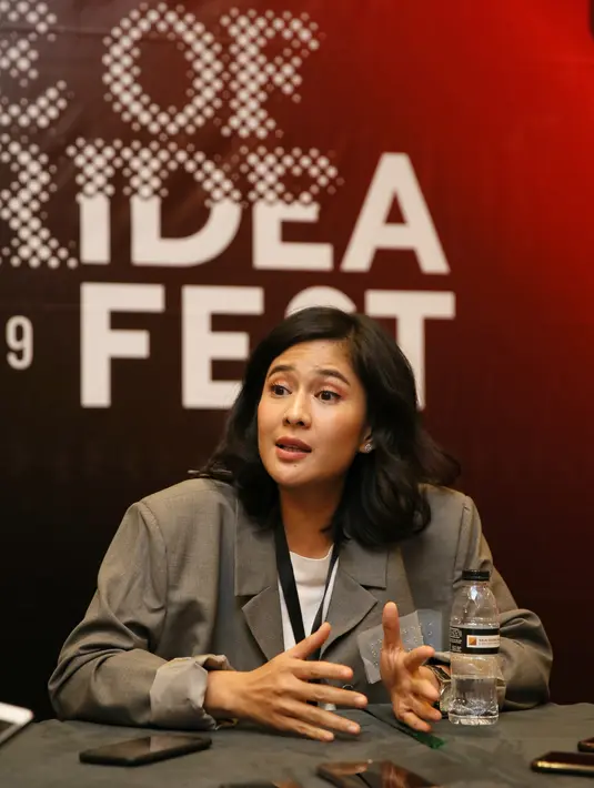 Dian Sastrowardoyo acara IDEAFest 2019. (Adrian Putra/Fimela.com)