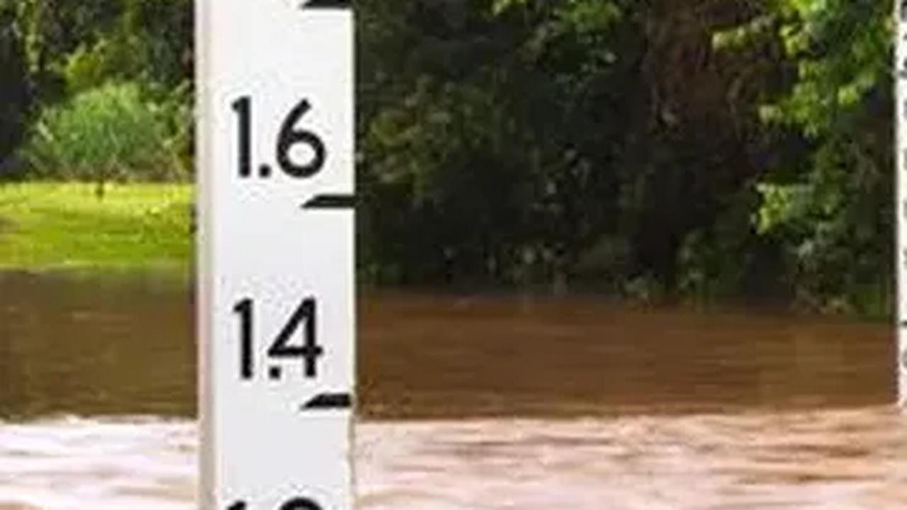 Sementara di Kabupaten Pasaman Barat juga terjadi banjir dan sekitar 350 rumah terendam. "Di sana, saat ini banjir sudah surut dan aktivitas lalu lintas sudah kembali normal," jelasnya.