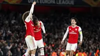 Striker Arsenal, Nicolas Pepe (tengah) berselebrasi usai mencetak gol ke gawang Vitoria de Guimaraes pada pertandingan Grup F Liga Europa di Stadion Emirates, London (24/10/2019). Di pertandingan ini, Pepe mencetak dua gol dan mengantar Arsenal menang 3-2 atas Vitoria. (AP Photo/Alastair Grant)