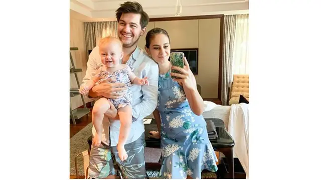 Saat mirror selfie, baby Alai terlihat begitu bahagia.