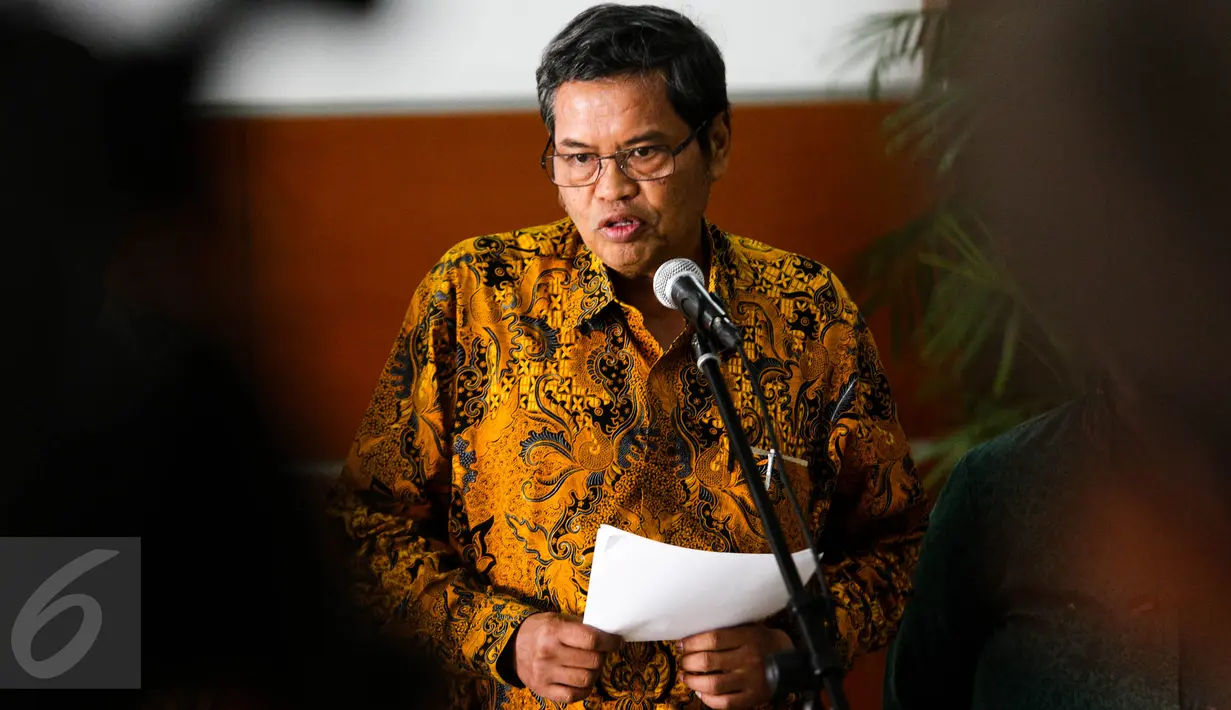 Ketua Panitia Seleksi calon Ombudsman RI, Agus Dwiyanto, memberikan keterangan pers di Gedung Sekretariat Negara, Jakarta, Jumat (28/8). Masa pendaftaran komisioner Ombdusman RI diperpanjang hingga 3 September 2015. (Liputan6.com/Faizal Fanani)