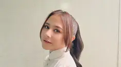 Gaya rambut yang satu ini beberapa kali diaplikasikan pada rambut untuk menampilkan kesan feminin yang ringkas. Rambut yang diikat tinggi ini menyisakan poni belah tengah yang membuat Prilly terlihat lebih dewasa. (instagram/prillylatuconsina96)
