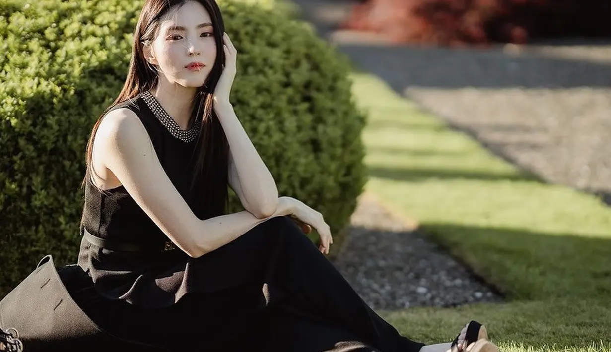 Han So Hee menyempurnakan penampilannya dengan tas tangan Dior yang juga bernuansa hitam. [Foto: Instagram/adoring_sohee]