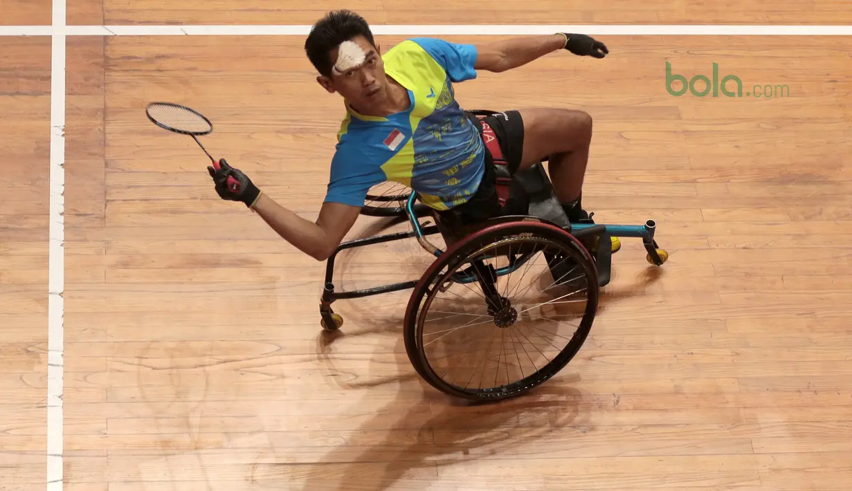 Atlet WC Bulutangkis dari Jawa Tengah, Supriadi mengembalikan kok saat melawan Wiwin dari Banten pada kategori Bulutangkis WH-2 di Istora Senayan, Jakarta (27/6/2018). Supriadi menang 21-11, 21-18. (Bola.com/Nick Hanoatubun)