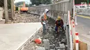 Pekerja menyelesaikan proyek revitalisasi trotoar di kawasan Bundaran Hotel Indonesia, Jakarta, Selasa (24/9/2019). Pemerintah Provinsi (Pemprov) DKI tengah mengebut pembangunan revitalisasi trotoar di sejumlah titik Ibu Kota yang ditargetkan rampung akhir 2019 mendatang. (Liputan6.com/Angga Yuniar)