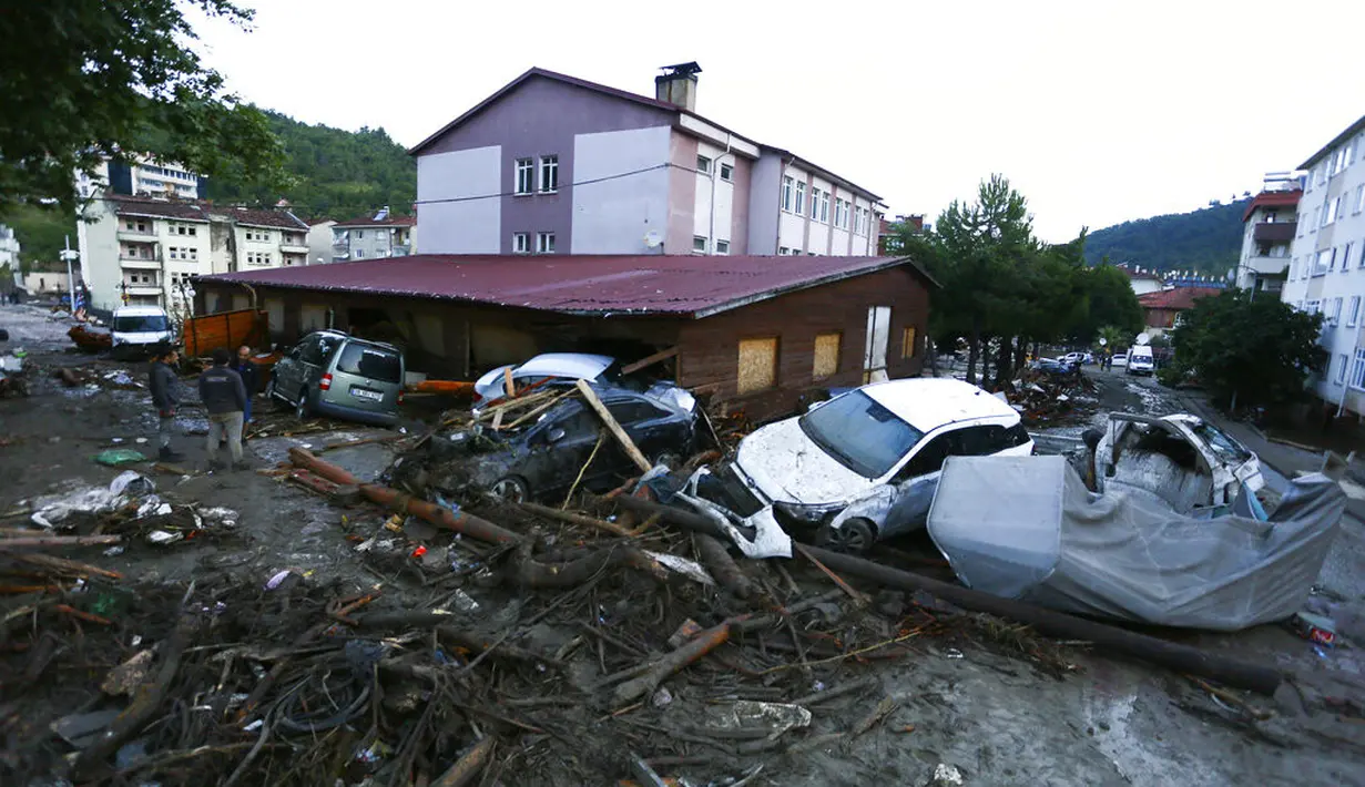 Kendaraan yang hancur setelah banjir dan tanah longsor di kota Bozkurt di provinsi Kastamonu, Turki, Kamis (12/8/2021). Banjir menghancurkan rumah-rumah dan jembatan-jembatan dan menyapu mobil-mobil oleh arus deras.  (IHA via AP)